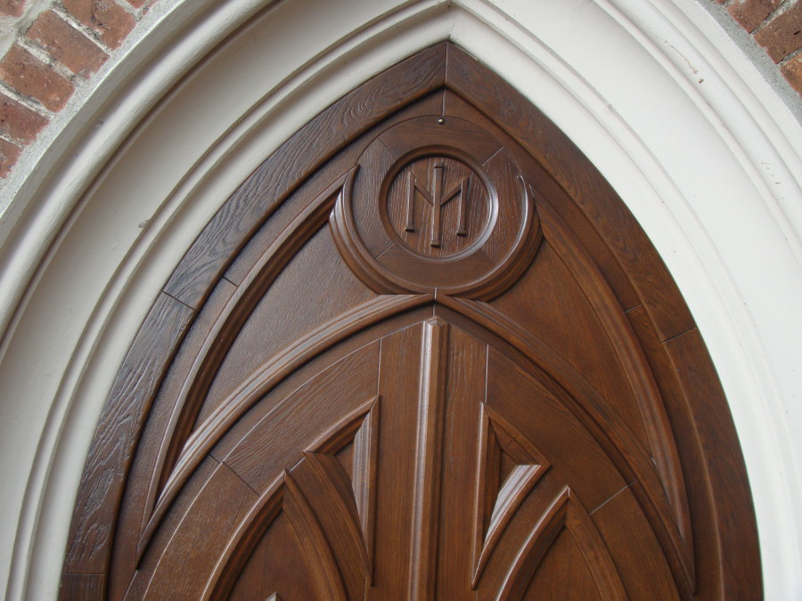 Rzeźbienie drzwi do kościoła