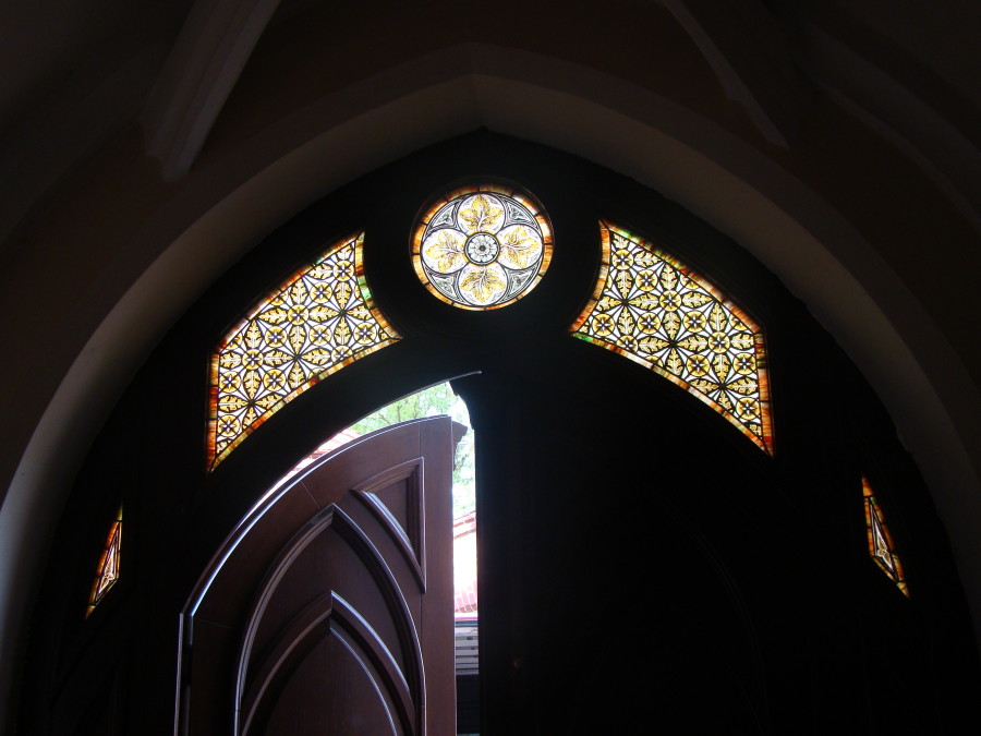 Witraż widoczny od wewnątrz kościoła św. Andrzeja .